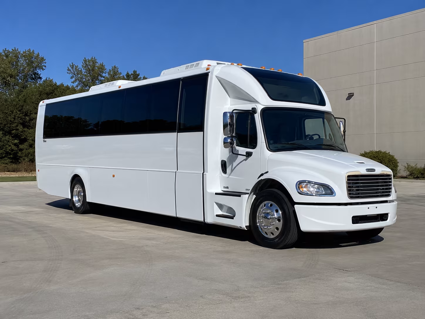 victoria 28 passenger party bus